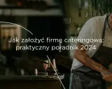 Szef kuchni w fartuchu przygotowuje się do pracy. Poradnik: jak założyć firmę cateringową.