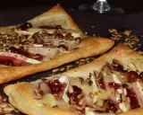 Ciasto francuskie z camembertem, gruszką i żurawiną, posypane słonecznikiem.