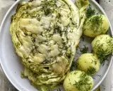 Pieczona młoda kapusta z serem i koperkiem, podana z młodymi ziemniakami. Idealny pomysł, co zrobić z młodej kapusty na obiad.