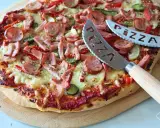 Pyszna pizza z kiełbasą i warzywami, gotowa do pokrojenia. To najlepsza pizza przepis, jaki kiedykolwiek próbowałeś!