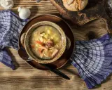 Aromatic żurek z kiełbasą i ziemniakami w misce. Zastanawiasz się, czy żurek można mrozić? Tak, można go zamrozić, by cieszyć się smakiem później.