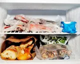 Mrożone mięso, chleb, groszek i inne produkty w zamrażarce. Czy mięso z biedronki można mrozić? To pytanie pozostaje bez odpowiedzi.