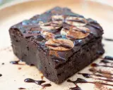 Wilgotne, czekoladowe ciasto z migdałami i polewą, idealne na klasyczne brownie przepis.