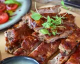 Pyszne żeberka w sosie barbecue, idealne do obiadu. Zastanawiasz się, co ugotować z wędzonych żeberek? Oto inspiracja!