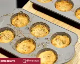Złociste gniazdka z ciasta kadayif w formie do muffinek, gotowe do pieczenia.