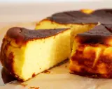 Pyszny sernik z przypieczoną skórką, idealny do pieczenia w wysokiej temperaturze.