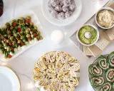 Stół z przekąskami: koreczki caprese, roladki z tortilli, łososia i szpinaku, dipy, ciasteczka.