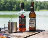 Bacardi Carta Negra i piwo Bud na drewnianym stole. Zastanawiasz się, jaki alkohol do tiramisu? Rum Bacardi to świetny wybór!