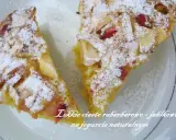 Szybkie ciasto jogurtowe z rabarbarem i jabłkami, posypane cukrem pudrem. Idealne na deser.