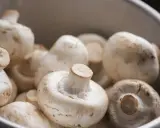Świeże pieczarki w misce. Zastanawiasz się, czy można mrozić pieczarki? Tak, można je mrozić, by zachować ich smak na dłużej.