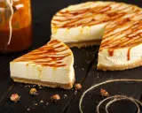 Pyszny sernik z 1kg sera, polany karmelem. Ile czasu piec sernik z 1kg sera? Czas pieczenia zależy od przepisu.