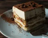 Pyszny kawałek tiramisu, idealny na deser. Dowiedz się, jak zrobić tiramisu, by zachwycić bliskich.