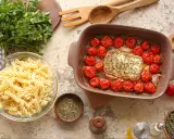 Pieczenie sera feta z pomidorkami koktajlowymi to świetny pomysł na obiad. Obok makaron fusilli i świeża natka.