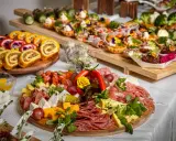 Pyszne przekąski na desce serów i wędlin, roladki, tartaletki i warzywa. Wiesz co jesz catering Łódź to gwarancja jakości.
