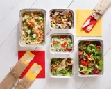 Różnorodne dania w pojemnikach, sałatki, wrap, zapiekanka i ryż z warzywami. Zastanawiasz się, ile kosztuje catering na 20 osób?