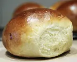 Złociste bułeczki brioche z widocznym, puszystym wnętrzem.