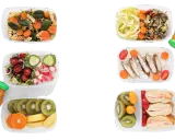Zdrowe posiłki w pudełkach: makaron, sałatka, kurczak z ryżem, kanapki, owoce. Zastanawiasz się, ile kosztuje catering dietetyczny na miesiąc?