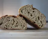 Przekrojony bochenek chleba pszenno-żytniego z widocznym, puszystym wnętrzem i chrupiącą skórką.