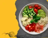 Kolorowa miska z kaszą, kalafiorem, pomidorkami, ogórkiem, awokado i papryką. Wiem, co zjem, wybierając catering dietetyczny.