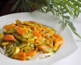 Zdrowy obiad: makaron ryżowy z warzywami w sosie curry. Kolorowe marchewki i inne warzywa tworzą apetyczną kompozycję.