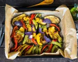 Kolorowe warzywa pieczone w piekarniku: bakłażan, papryka, cebula i pomidorki.