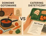 Domowe gotowanie kontra catering dietetyczny. Czy catering się opłaca? Obrazek porównuje przygotowywanie posiłków w domu z gotowym pudełkiem i planem diety.