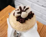 Puszysty deser lodowy posypany mąką sojową, z fasolką adzuki i kluskami mochi. Inspiracja koreańskimi przepisami na ciasta.