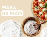 Mąka do pizzy w misce, obok gotowa pizza i rozsypana mąka.