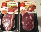 Dwa opakowania steka wołowego z widocznymi surowymi mięsami i zdjęciami gotowych steków.