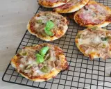 Mini pizze z tuńczykiem, oliwkami i bazylią na kratce. Idealne składniki na pizzę dla małych łasuchów.