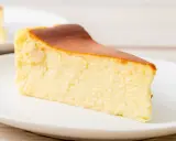 Kawałek puszystego sernika wiedeńskiego z lekko przypieczoną skórką. Idealny przepis, jak zrobić sernik wiedeński.