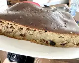 Sernik z polewą czekoladową, który opadł. Widać jego wilgotne wnętrze z bakaliami. Zastanawiasz się, dlaczego sernik opada?