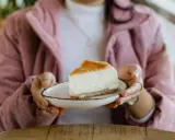 Idealna temperatura pieczenia sernika, by nie opadł, to klucz do sukcesu. Ten pyszny kawałek sernika z polewą karmelową czeka na degustację.
