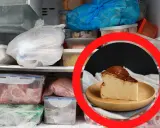 Kawałek sernika na talerzyku, w zamrażarce pełnej jedzenia. Czy sernik można mrozic? Tak, można go zamrozić.
