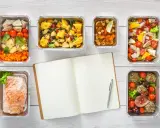 Planujesz catering dietetyczny? Warto! Sześć pudełek z pysznym jedzeniem i notatnik do zapisania celów.