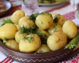 Młode ziemniaki z koperkiem i sałatą. Idealne danie, gdy zastanawiasz się, co ugotować na obiad.