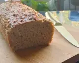 Chleb keto na desce z nożem.