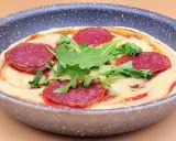 Pizza salami z rukolą w patelni.