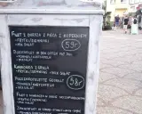 Na Węgrzech obiad kosztuje około 58-59 forintów. Menu oferuje filety rybne i karkówkę z frytkami i sałatką.
