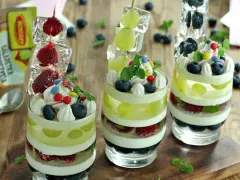 Kolorowe, warstwowe szybkie mini deserki z galaretką, owocami i bitą śmietaną. Idealne na letnie popołudnie.