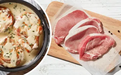 Schab w sosie śmietanowym i surowy schab na desce. Pomysł, co zrobić ze schabu zamiast schabowych.