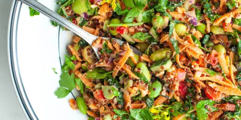 Kolorowa sałatka z edamame, komosą ryżową i warzywami. Idealna na szybki obiad, gdy zastanawiasz się, edamame mrożone jak zrobić.
