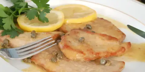 Soczysta cielęcina w sosie cytrynowo-kaparowym, idealna na szybki obiad. Ten przepis na cielęcinę jest prosty i pyszny.