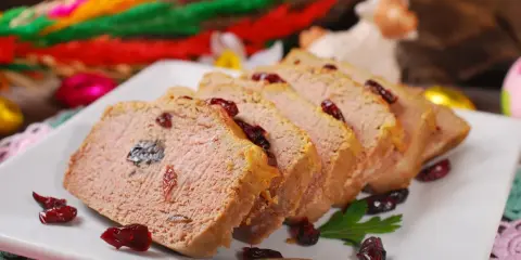 Kawałki pasztetu z żurawiną, idealne na Wielkanoc. Ten przepis na pasztet wielkanocny zachwyci każdego!