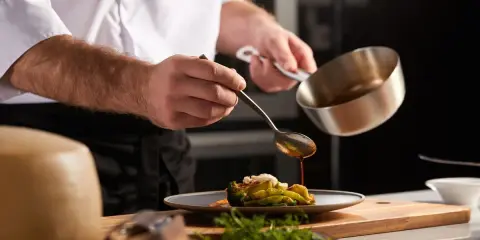 Szef kuchni doprawia danie, jakby robiła to mama. Catering jak u mamy Bielsk Podlaski to smak domowy.