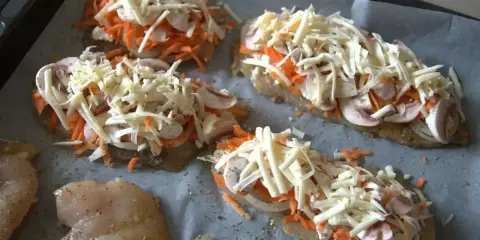 Piersi z kurczaka z tartą marchewką, pieczarkami i serem. Idealne co na obiad z piersi z kurczaka, gotowe do pieczenia.