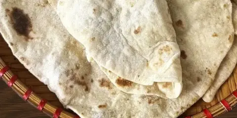Domowy lawasz przepis na cienkie placki z charakterystycznymi przypaleniami. Idealne do wrapów i przekąsek.