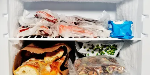 Mrożone mięso, chleb, groszek i inne produkty w zamrażarce. Czy mięso z biedronki można mrozić? To pytanie pozostaje bez odpowiedzi.