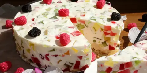 Kolorowy śmietanowiec ze śmietany 18, ozdobiony malinami i jeżynami. Idealny przepis na letni deser.