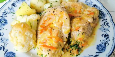 Filet z indyka w sosie z marchewką i ziemniakami, idealny pomysł na obiad.